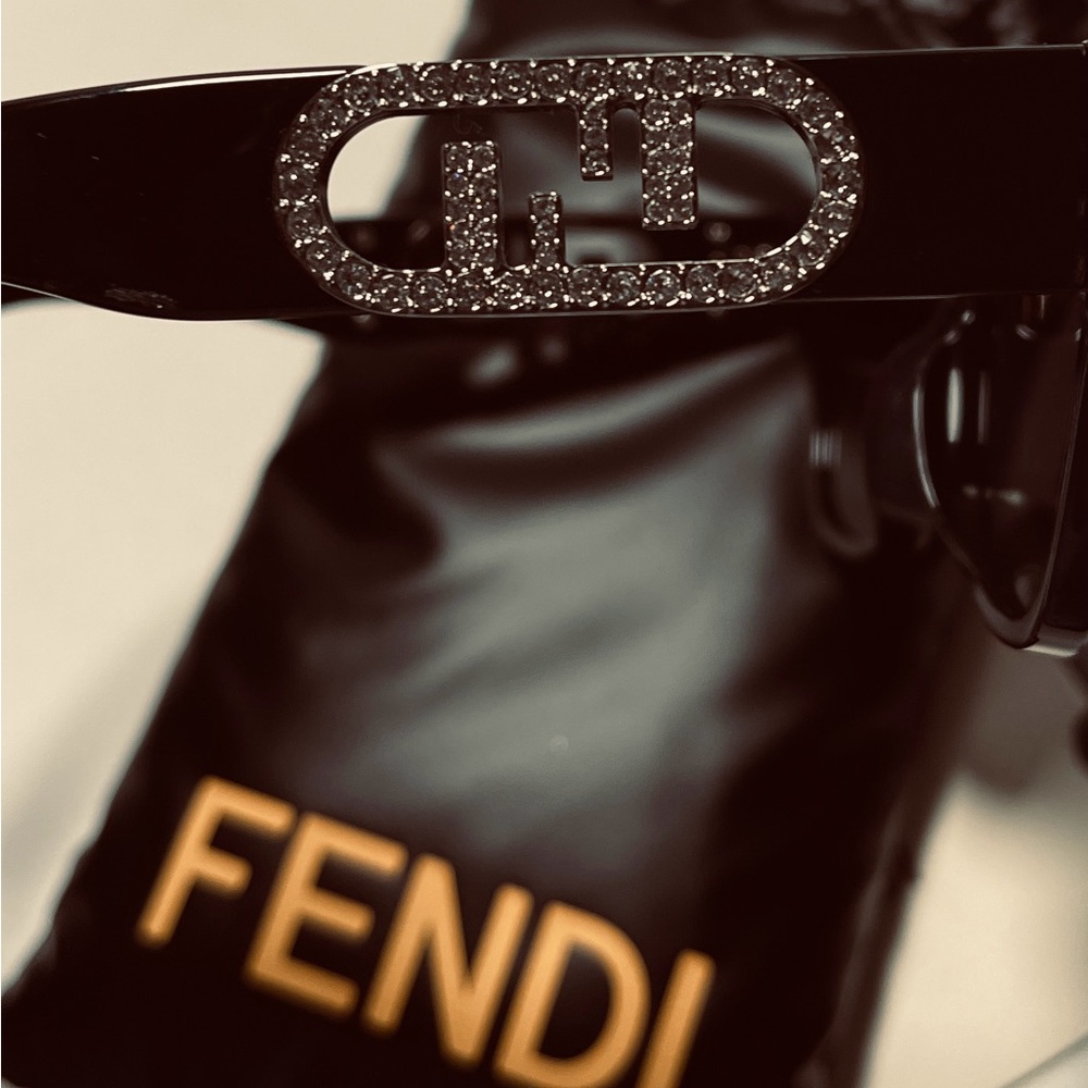 NWT FENDI 40081 EMBELLISHED O’LOCK LOGO DETAILING BLACK FF TEMPLE SUNGLASSES - Picture 10 of 17